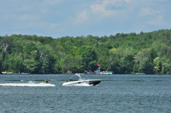 Muitos lagos entre Montreal e Quebeq, ao sul do Rio São Lourenço, no Canadá